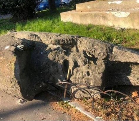 Il monumento distrutto. Foto dal gruppo Facebook Roma Pulita