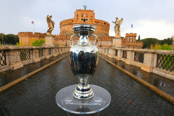La coppa di Euro 2020 davanti a Castel Sant'Angelo