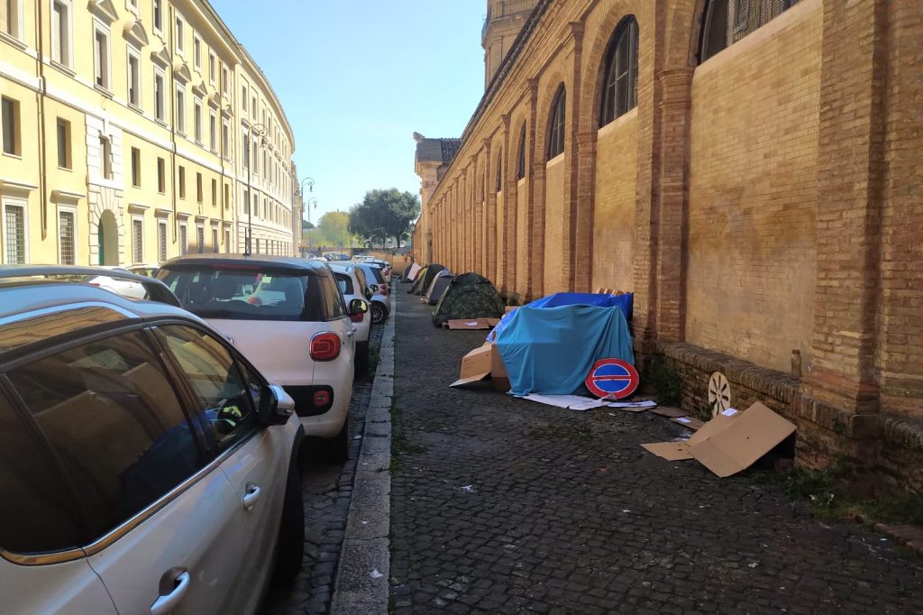 La tendopoli si allunga su via Borgo Santo Spirito, nelle vicinanze delle sede della Asl Roma 1