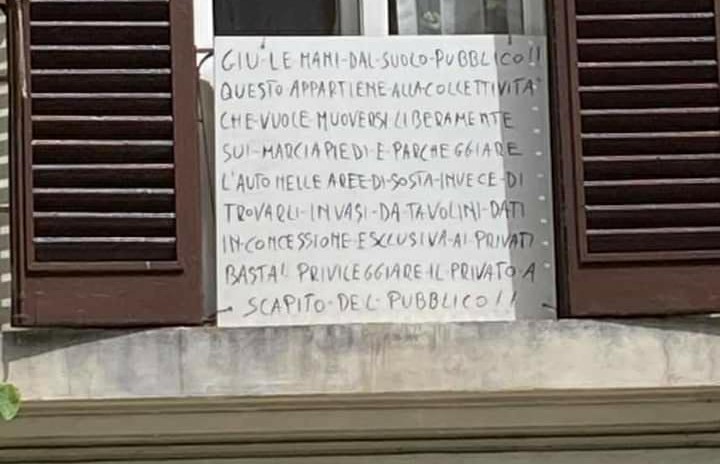 Il cartello esposto in via Sebastiano Veniero. Foto dalla pagina Facebook Sei di Prati & Trionfale se...
