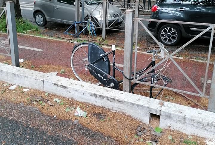Le biciclette rimosse da via Barletta
