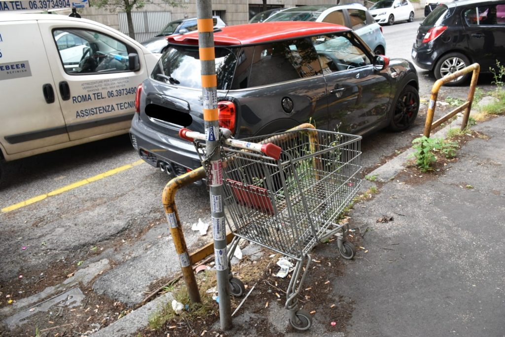Un carrello della spesa in via Marsilio Ficino