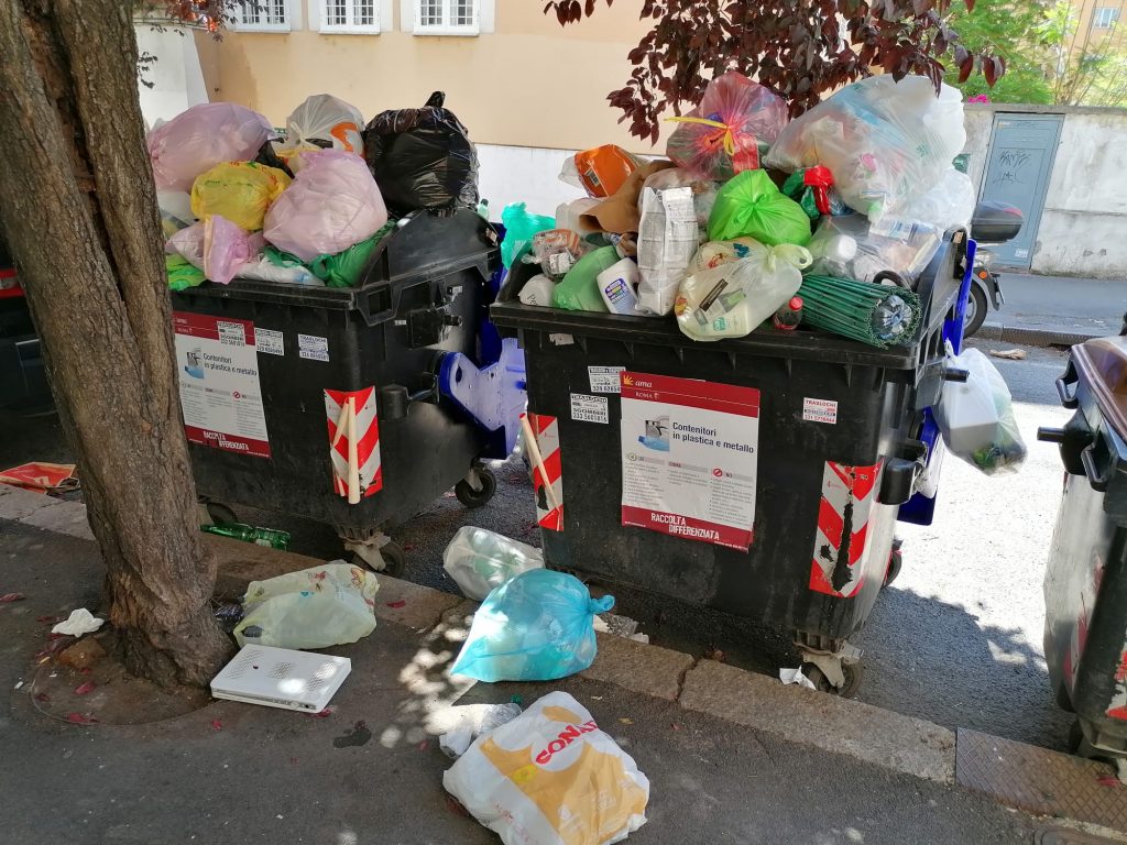 Rifiuti ovunque a via Lago di Lesina