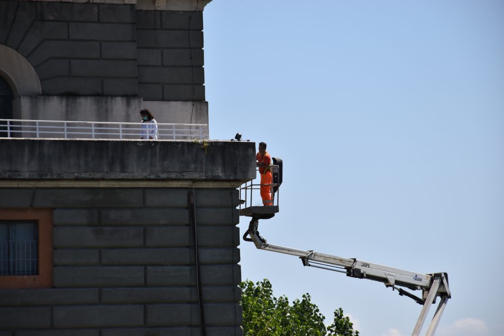 Tecnici al lavoro sulla torretta Valadier