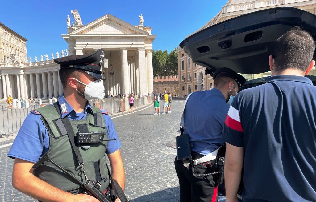 Carabinieri durante i controlli a San Pietro