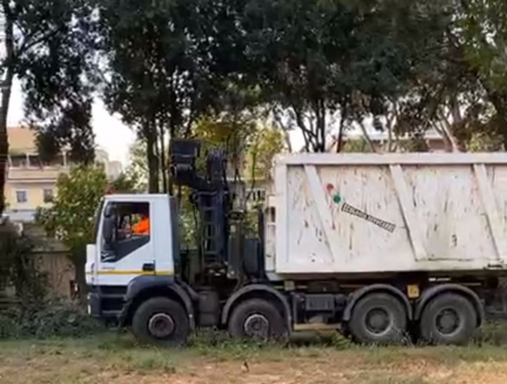 L'intervento del Servizio giardini in via Gomenizza