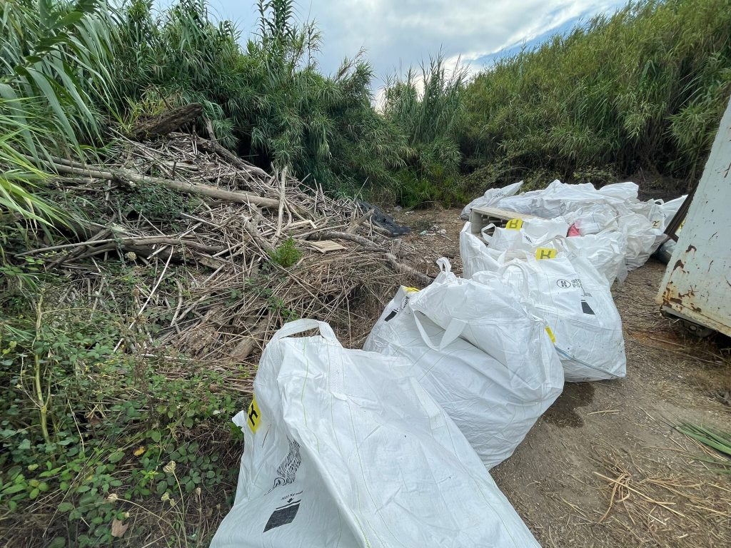 Plastiche e rifiuti raccolti dalla barriera del Tevere. Foto dalla pagina Facebook di Cristiana Avenali