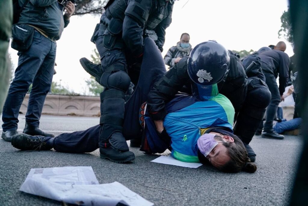Un manifestante bloccato dalla polizia