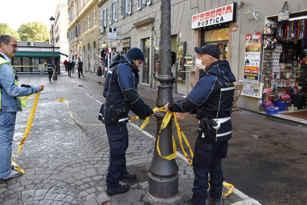 La polizia locale toglie i nastri da viale Giulio Cesare