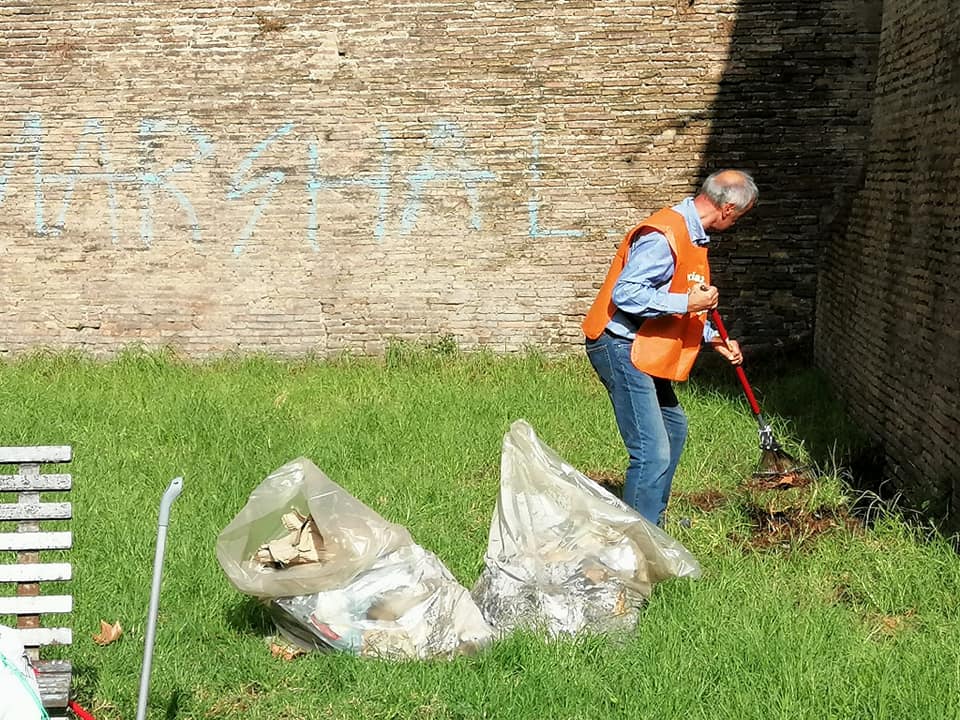 Volontari al lavoro a Castel Sant'Angelo. Foto dalla pagina Facebook Associazione parco di Castel Sant'Angelo
