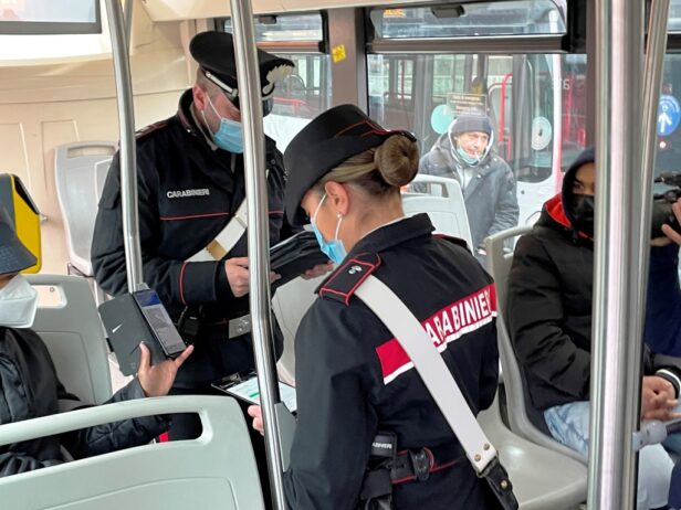 Controlli dei carabinieri sui mezzi pubblici