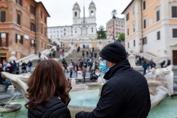 Le mascherine all'aperto sono obbligatorie nel Lazio dal 23 dicembre