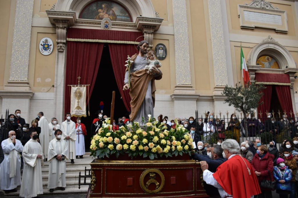 La statua di san Giuseppe fuori dalla sua basilica