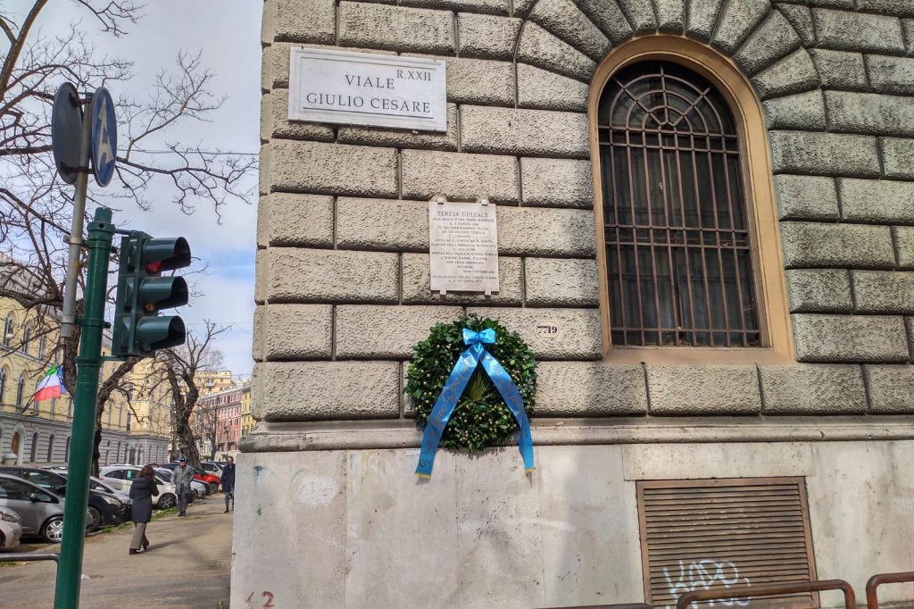 La targa in memoria di Teresa Gullace in viale Giulio Cesare