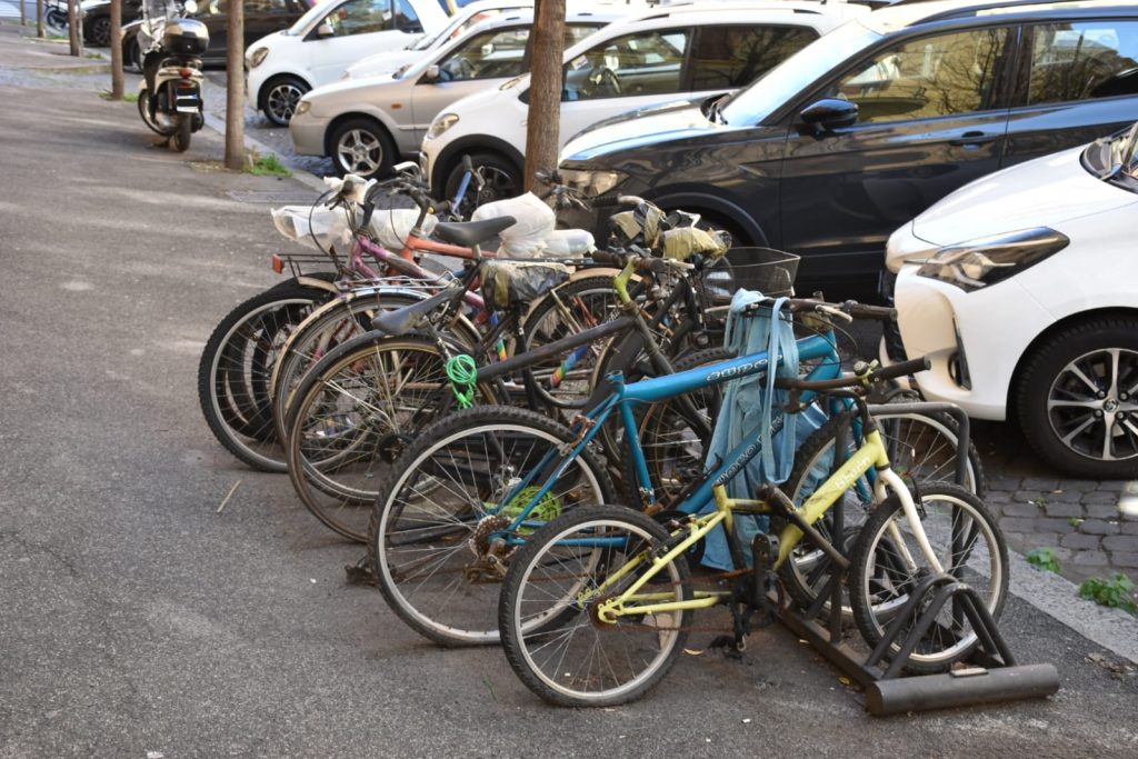 Rottami di biciclette in via Carlo Mirabello