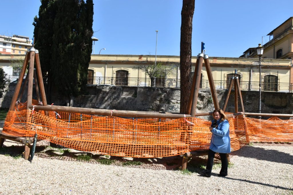 Eleonora Piraino davanti al percorso avventura danneggiato dai vandali