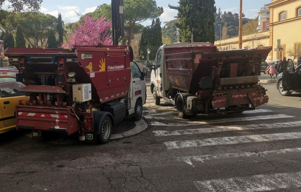 Mezzi Ama parcheggiati in via Sabotino. Foto dalla pagina Facebook di Renato Sartini Consigliere I Municipio Roma