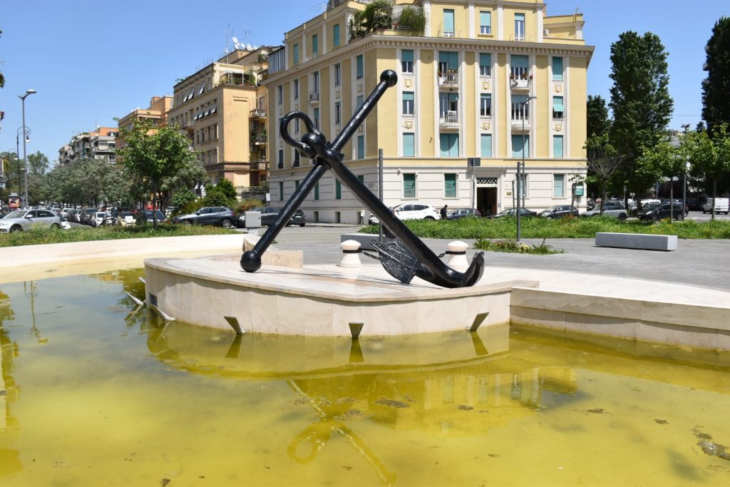 La fontana di piazza Bainsizza come appariva fino a qualche giorno fa