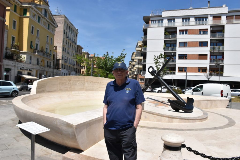 Il comandante Gaetano Gallinaro davanti al Monumento ai Marinai di piazza Bainsizza