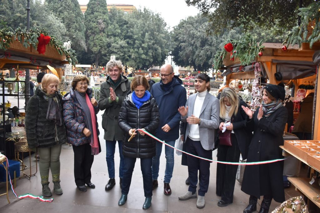 Al centro, la minisindaca Lorenza Bonaccorsi all'inaugurazione del mercatino di Natale di piazza Mazzini