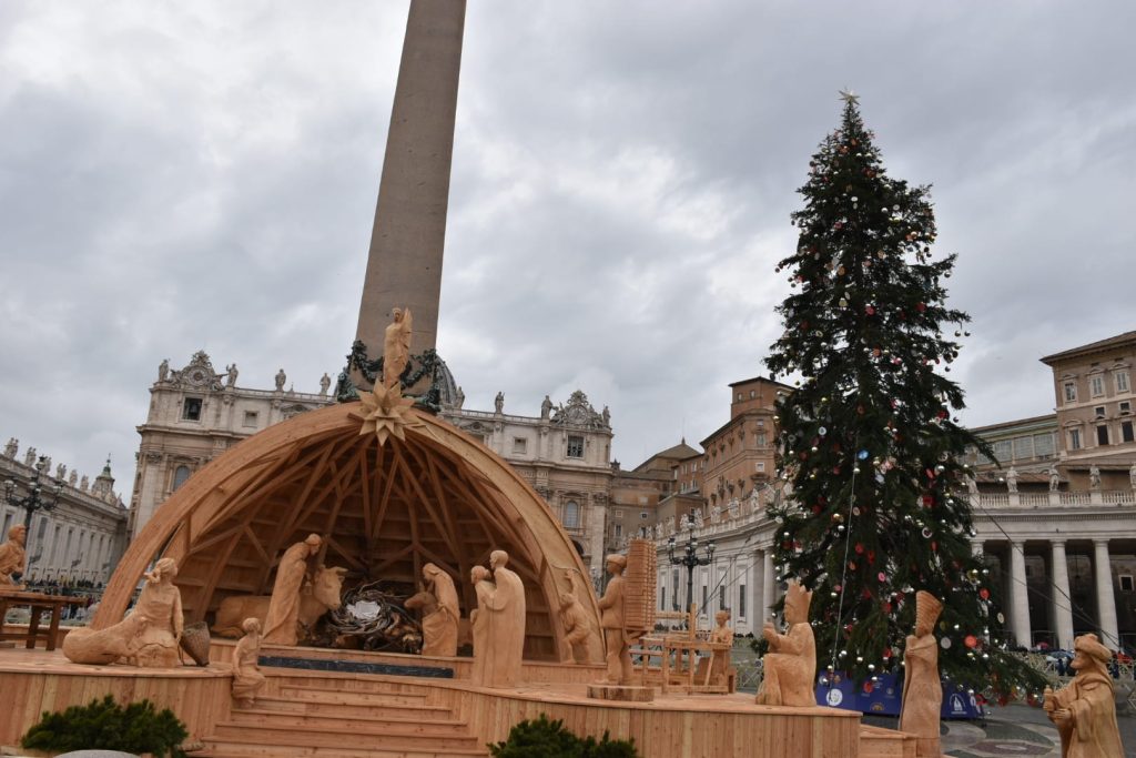 Albero di Natale e presepe a piazza San Pietro