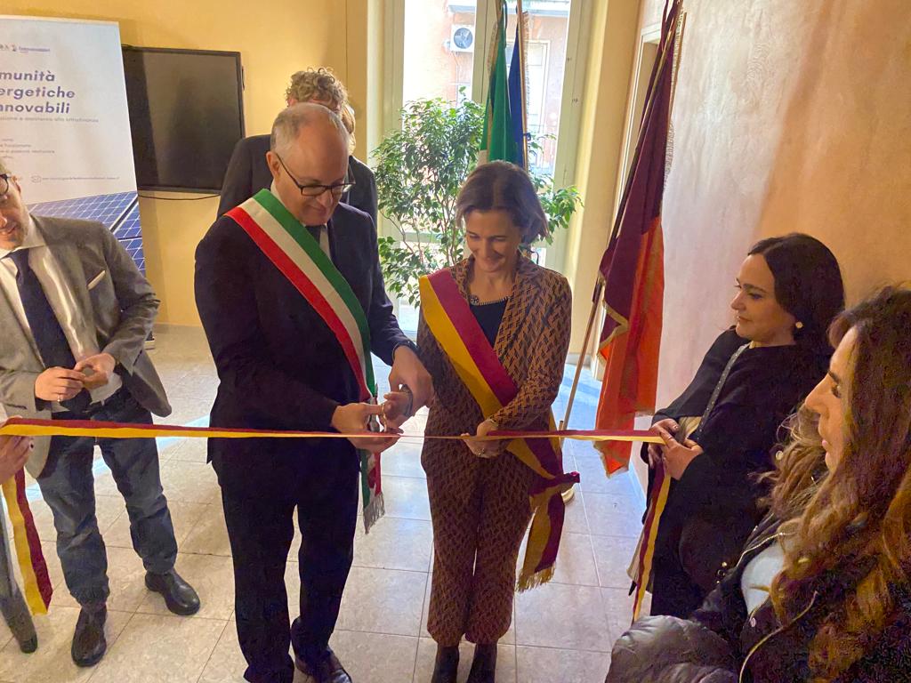 Il sindaco Roberto Gualtieri e la presidente del I Municipio, Lorenza Bonaccorsi, al taglio del nastro dei nuovi sportelli