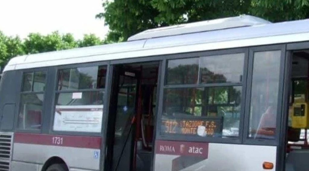 Un autobus della linea 912
