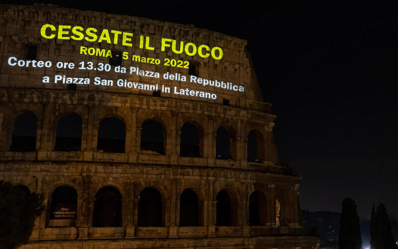 Il messaggio di Greenpeace proiettato sul Colosseo