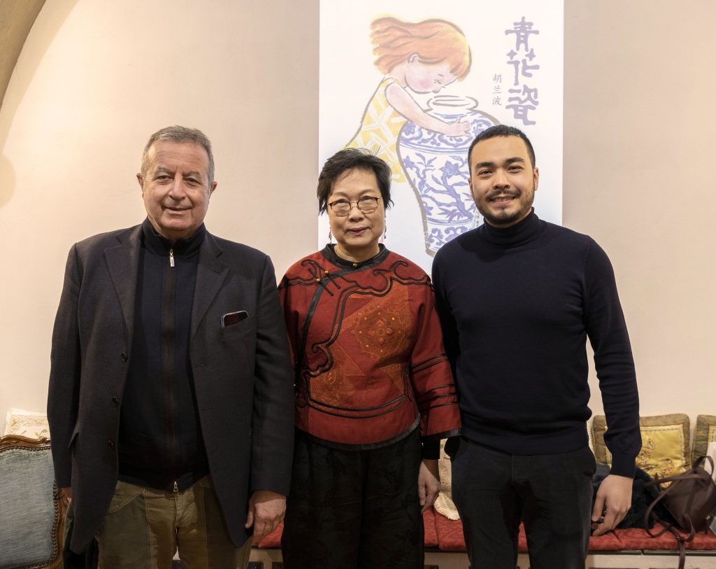 La giornalista Hu Lanbo con il figlio Livio e con il presidente di Typimedia Luigi Carletti 