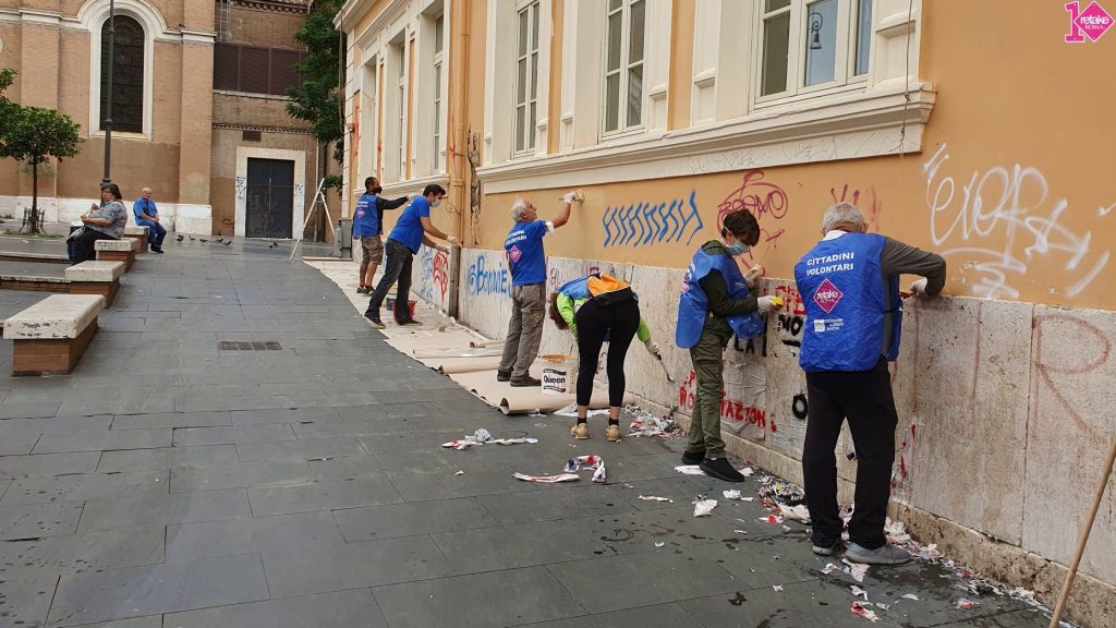 Attivisti di Retake puliscono i muri a San Lorenzo (foto dalla pagina Facebook "Magnifica, San Lorenzo")