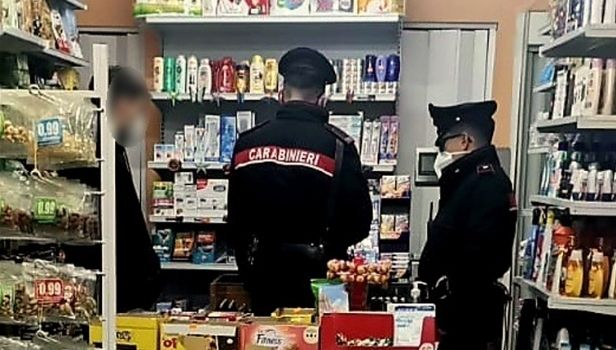 I controlli dei carabinieri in un'attività commerciale a San Lorenzo