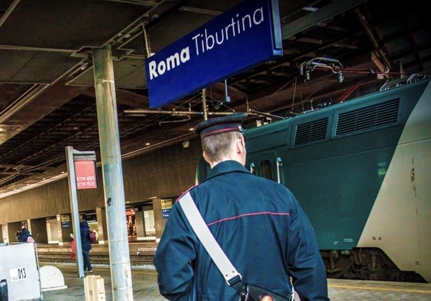 Carabiniere alla stazione Tiburtina. Foto di repertorio
