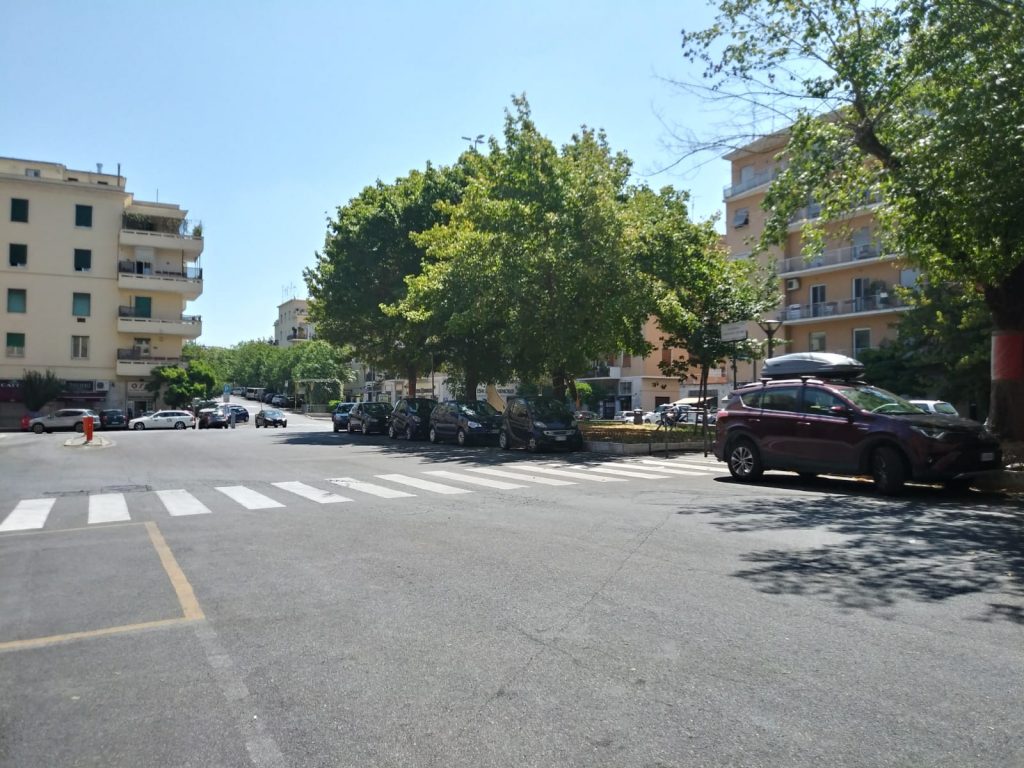 Piazza Vescovio, ore 11:48