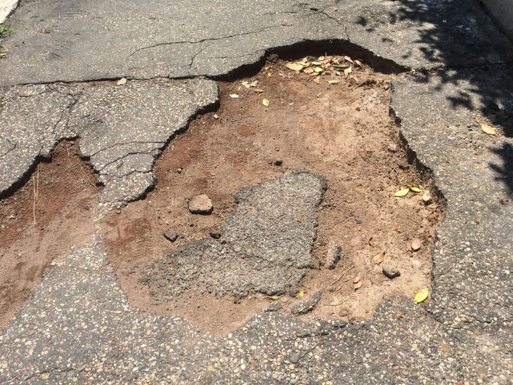 Via Monte delle Gioie: un'enorme buca invade il marciapiede - Trieste