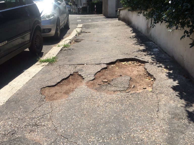 Via Monte delle Gioie: un'enorme buca invade il marciapiede - Trieste