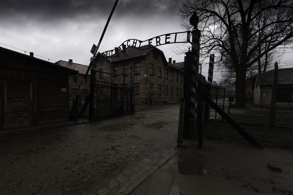 L'ingresso del campo di concentramento di Auschwitz-Birkenau