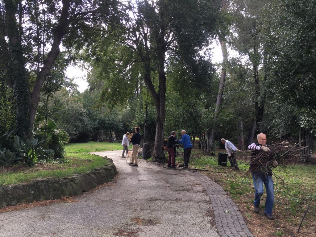 I volontari di Amici di Villa Leopardi al lavoro nel parco