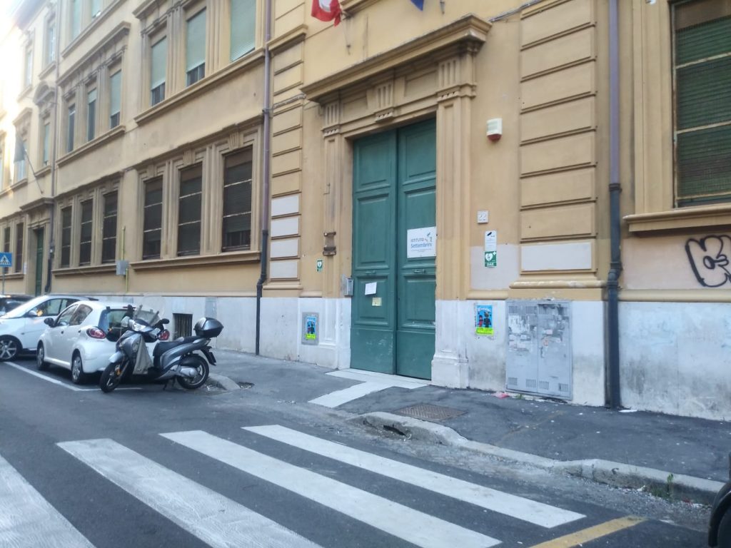 L'ingresso della scuola Settembrini in via Novara