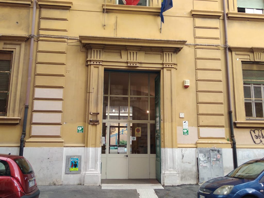 L'ingresso della scuola Settembrini in via Novara