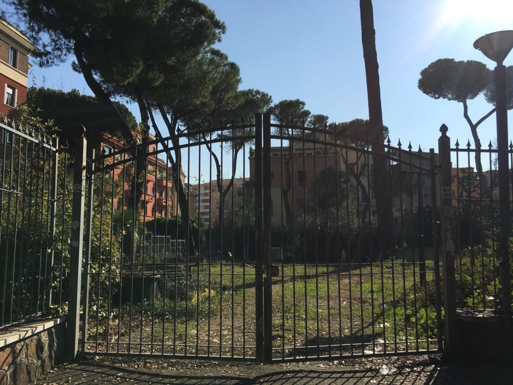 I cancelli ancora chiusi dei giardini di Villa Massimo