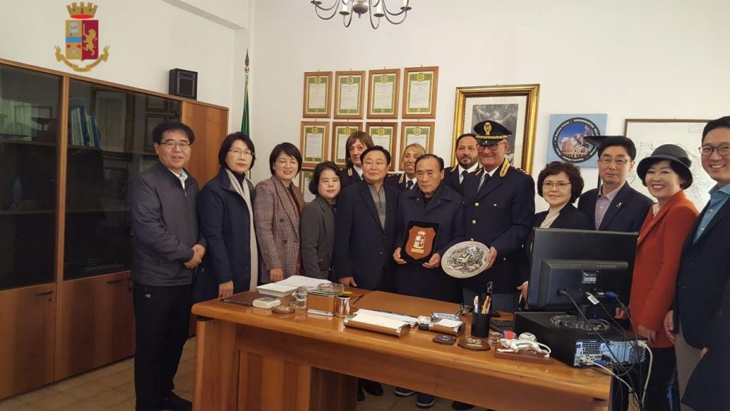 La delegazione di Seul in visita al commissariato Vescovio