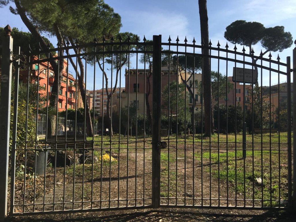 Il cancello chiuso dei giardini di Villa Massimo