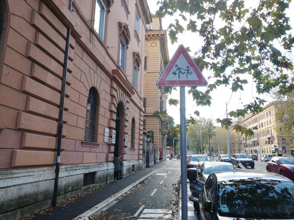 I cartelli posti davanti alla scuola Magarotto