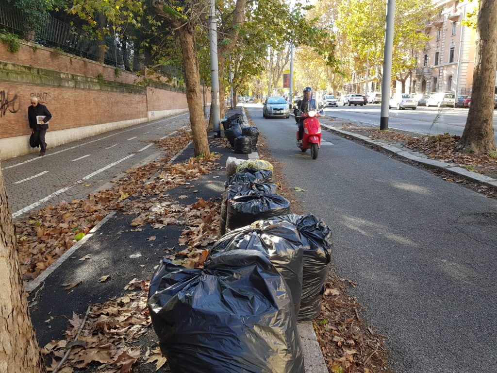 I sacchi abbandonati lungo via Nomentana