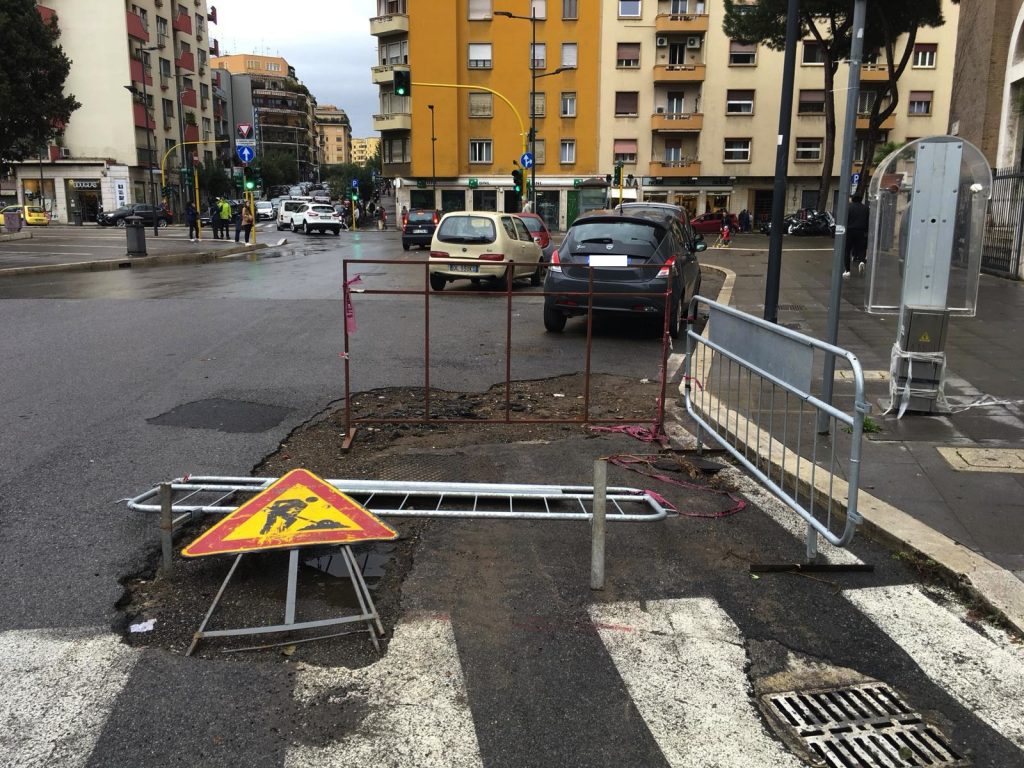 Le transenne in piazza di Sant'Emerenziana