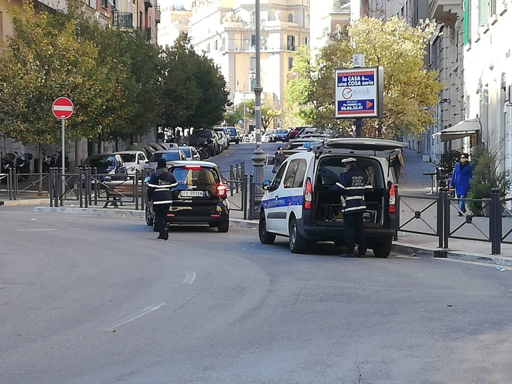 La pattuglia della polizia locale a piazza Istria