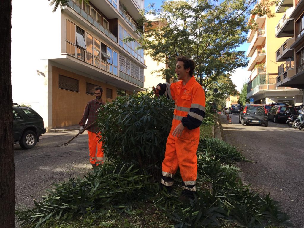 I giardinieri del Municipio al lavoro in via Anapo