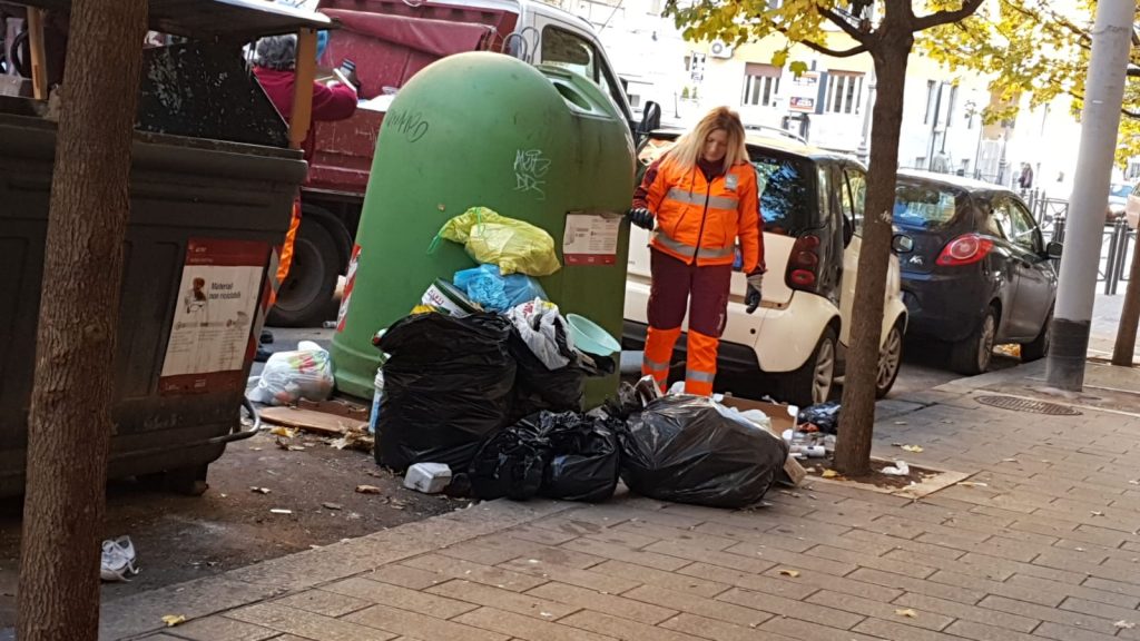 Operatori Ama al lavoro in via Bisagno