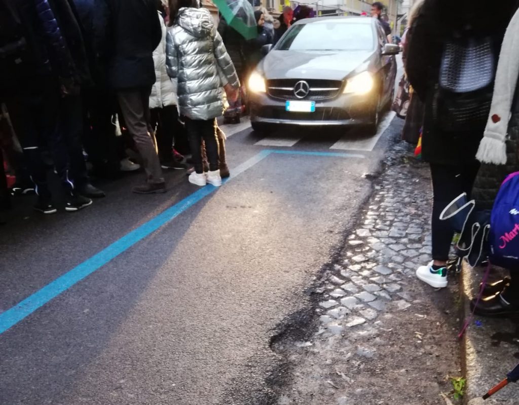 Le auto passano tra i bambini in via Novara