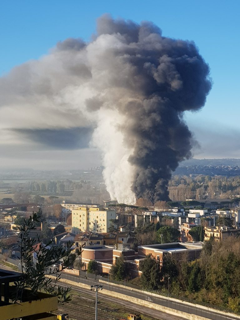 DICEMBRE 2018 - Un incendio divampa all'interno del Tmb di via Salaria. La nube di fumo invade interi quartieri della città (questa foto è scattata dalla zona di Fidene)